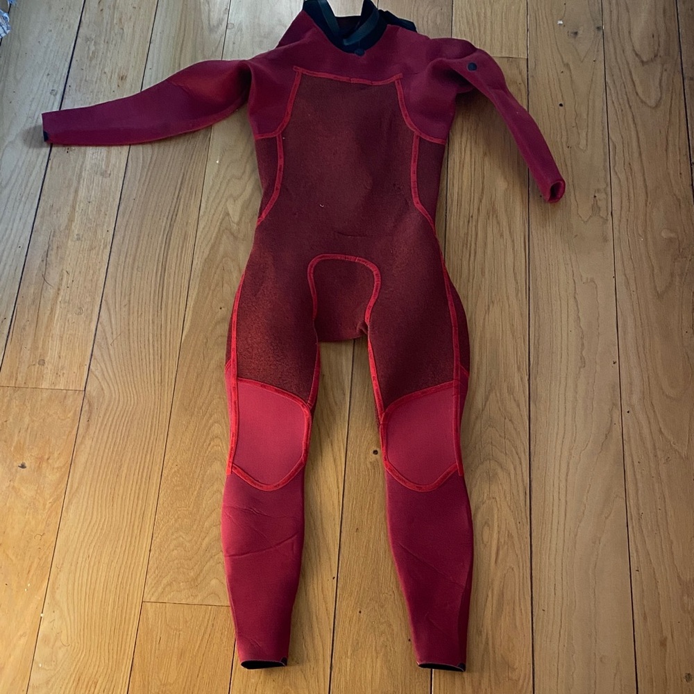 Quiksilver Black Wetsuit Top with Burgundy Trim